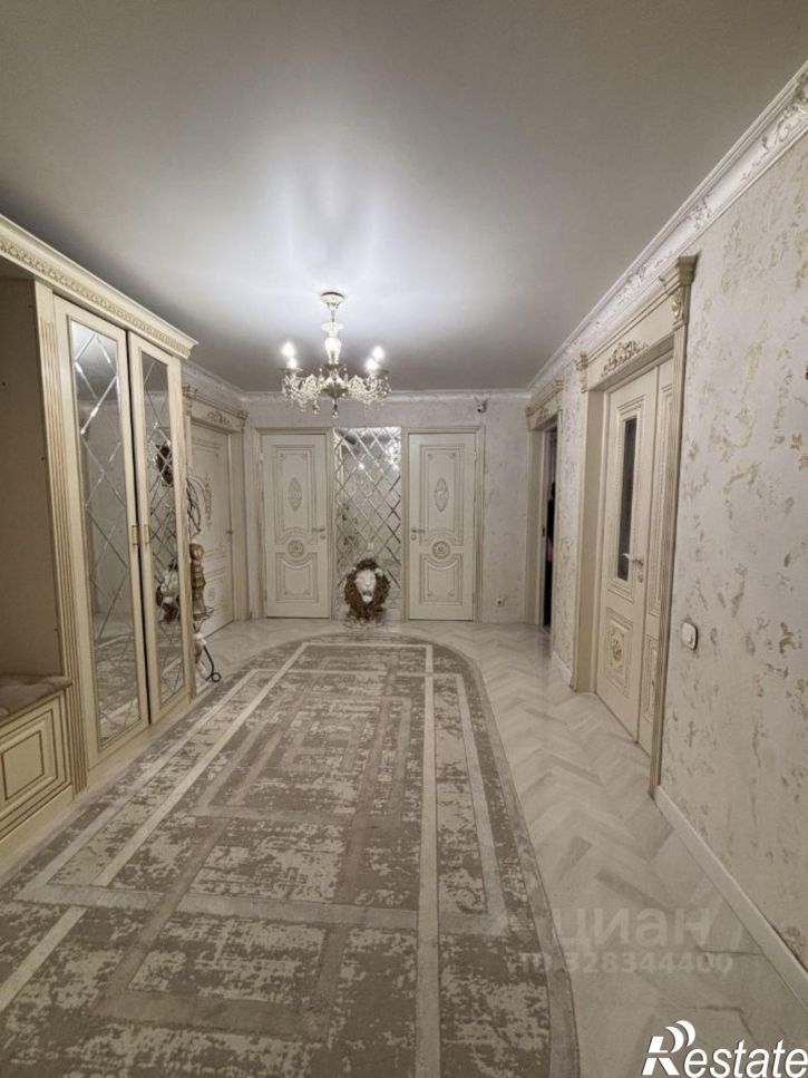 3-комн квартира ул Короленко, 2,  д. 2
