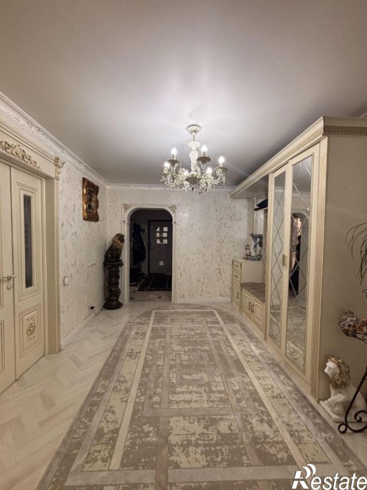3-комн квартира ул Короленко, 2,  д. 2